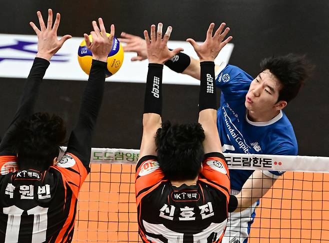 현대캐피탈 허수봉의 공격을 OK금융그룹 선수들이 블로킹하고 있다, KOVO