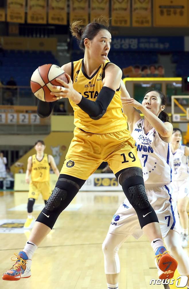 12일 청주실내체육관에서 열린 '삼성생명 2021-2022 여자프로농구' 챔피언결정 2차전 청주 KB와 아산 우리은행의 경기에서 KB 박지수가 허벅지 부상에도 4쿼터에 혼신의 힘을 다해 공격하고 있다. 2022.4.12/뉴스1 ⓒ News1 김기남 기자
