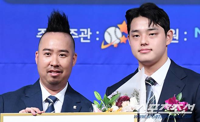 느림의 미학 유희관과 160km 강속구 투수 문동주가 한자리에 섰다.