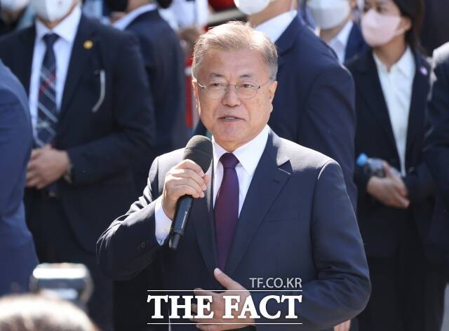 문재인 전 대통령은 9일 자신의 페이스북에 "합의 파기와 대화 중단이 북한에게 시간을 벌어주고 핵발전을 촉진시켜왔다"고 게재했다. /이동률 기자