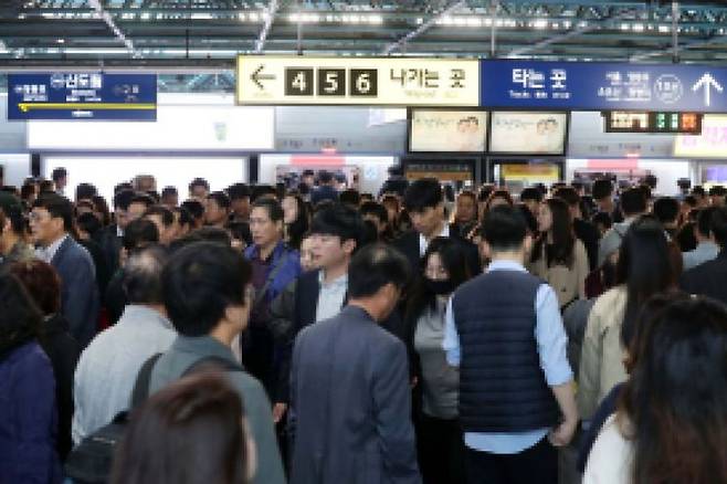 직장인들이 출퇴근 길에 느끼는 피도로를 점수로 환산(100점 만점)한 결과, 출퇴근 시간이 가장 긴 경기권 거주 직장인들의 피로도가 74점으로 가장 높게 나타났다. 서울과 지방 거주 직장인들이 환산한 출퇴근 피로도 점수는 71점으로 집계됐다. 사진은 기사의 특정 내용과 관련 없음. [사진-문호남 기자 munonam@]