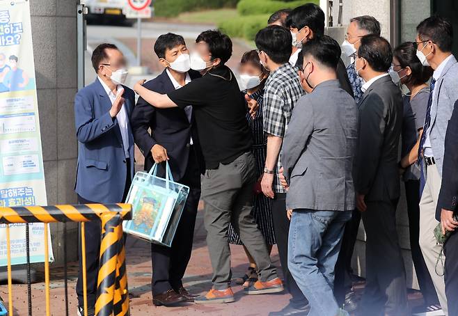 안희정 전 충남도지사가 '위계에 의한 간음' 죄로 2022년 8월 3년6개월간 복역을 마치고 경기 여주교도소를 나서며 측근들의 환영을 받고 있다. 당시 그는 빈센트 반 고흐가 그린 한 우체부 초상화를 투명 가방에 넣어 들고 나왔는데, 고흐는 이 모델을 "모진 성격이 아니고 완벽할 정도로 정직하지 않지만 매우 현명하고 따뜻하며 신뢰할 수 있는 사람"이라고 했었다. 일각에선 안 전 지사가 '억울하게 복역했다'고 항변하는 메시지로 읽기도 했다. /뉴스1