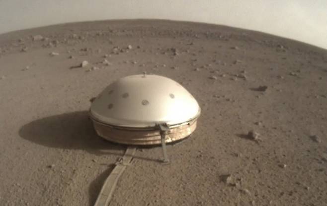 미국항공우주국(NASA)의 화성 탐사선 ‘인사이트’. 화진을 탐지할 수 있는 지진계(작은 사진)를 탑재했다. NASA/JPL-Caltech 제공