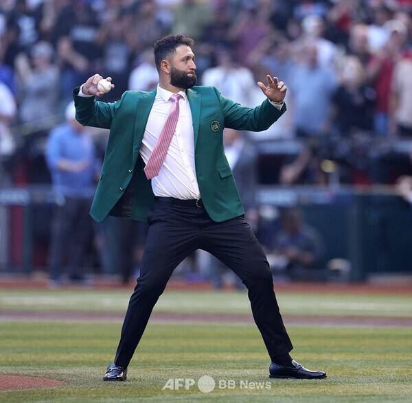 미국프로골프(PGA) 투어에서 LIV 골프로 이적한 존 람. 사진은 골프선수 존 람이 2023년 10월 31일 미국 애리조나주 피닉스 체이스필드에서 열린 텍사스 레인저스와 애리조나 다이아몬드백스의 월드시리즈 4차전에 앞서 마스터스 우승자를 상징하는 그린재킷을 입고 시구를 하는 모습이다. 사진제공=ⓒAFPBBNews = News1