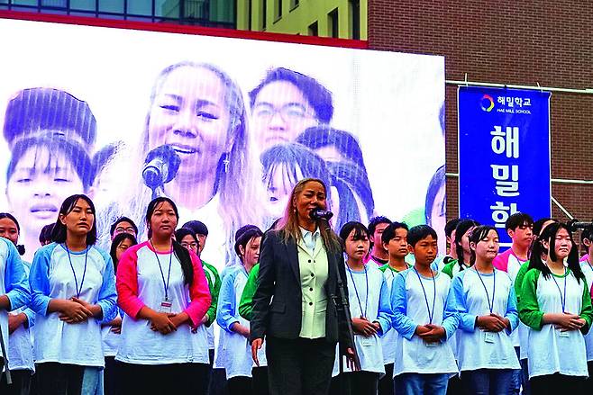 인순이가 지난 4월11일 강원도 해밀학교 개교 10주년 기념식에서 학생들과 함께 공연하고 있다. 해밀학교는 인순이가 설립한 다문화 대안학교다. 연합뉴스