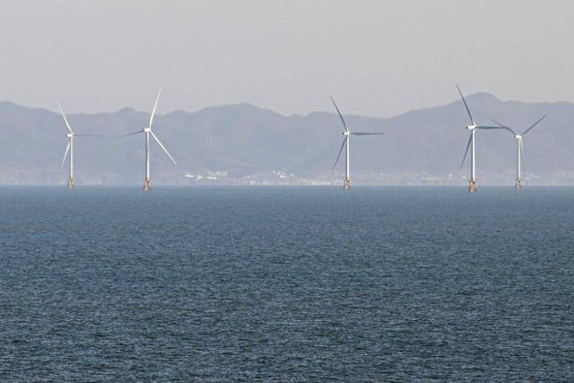 전북 부안군 위도면 대리에서 바라본 해상풍력 실증단지. 부안=최주연 기자