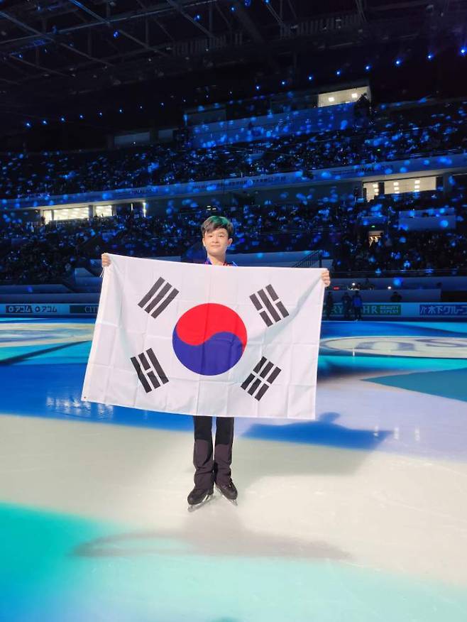 9일 중국 베이징에서 열린 2023~24 ISU 피켜 주니어 그랑프리 파이널 남자 싱글에서 한국 남자 선수로는 최초로 은메달을 차지한 김현겸. 사진=대한빙상경기연맹