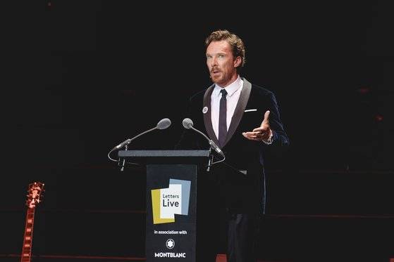 지난달 16일(현지시각) 영국 런던 로열 앨버트 홀에서 열린 '레터스 라이브 2023' 현장. 배우 베네딕트 컴버배치가 편지를 낭독하고 있다. 사진 몽블랑