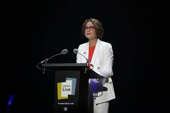레터스 라이브 2023의 무대에 올라 편지를 낭독하고 있는 배우 미니 드라이버. 사진 몽블랑