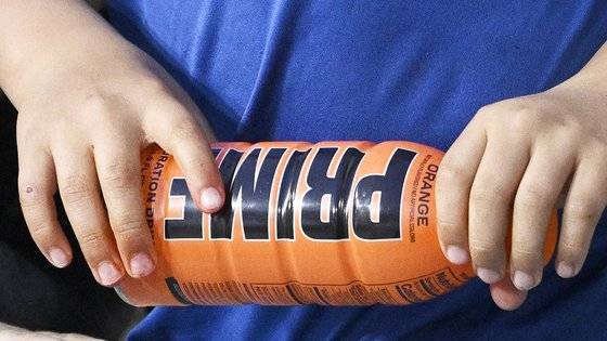 스페인 북부 갈리시아 주에선 내년부터 카페인·타우린 등이 함유된 에너지 음료를 18세 이하 미성년자에 팔면 벌금 3000유로(약 426만원)를 물어야 하는 제도가 스페인에서 최초로 시행된다. 사진은 고카페인 에너지 음료 '프라임'을 손에 쥔 어린이. AP=연합뉴스