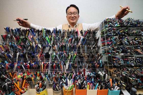 40여년간 모은 수천 점의 필기구가 빼곡히 들어찬 울산시 무거동 자택을 처음으로 공개한 이상민씨는 “요즘도 주 1~2회 당근마켓 등을 통해 필기구를 사들인다”고 말했다. 송봉근 기자