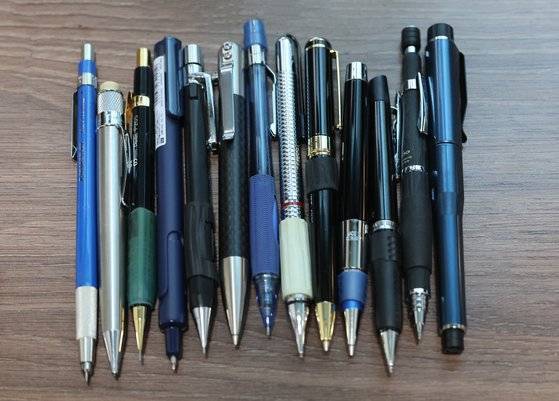 샤프 심이 나오는 열세 가지 방식을 대표하는 제품들을 이상민씨가 진열해 놨다. 송봉근 기자