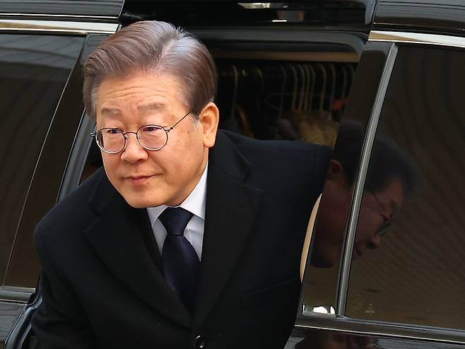 이재명 더불어민주당 대표가 지난 8일 서울중앙지법에서 열린 공직선거법 혐의 공판에 출석하기 위해 차에서 내리고 있다. 연합뉴스