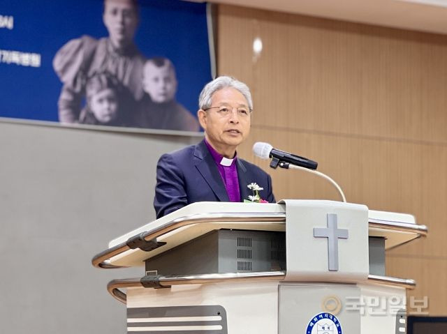 기독교대한감리회 감독회장 이철 목사가 8일 서울 종로구 배화여대에서 열린 셔우드 홀 박사 탄생 130주년 기념 예배에서 설교를 전하는 모습.