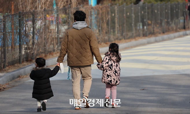 어린이대공원에 아이들과 아빠가 나들이를 나와 공원을 거닐고 있다. [이승환기자]