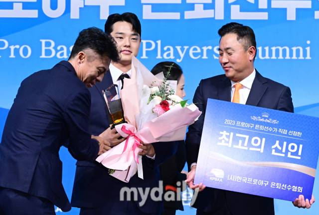 '최고의 신인상'을 수상한 문동주가 손혁 단장과 최원호 감독의 축하를 받고 있다 / 청담동 = 유진형 기자 zolong@mydaily.co.kr