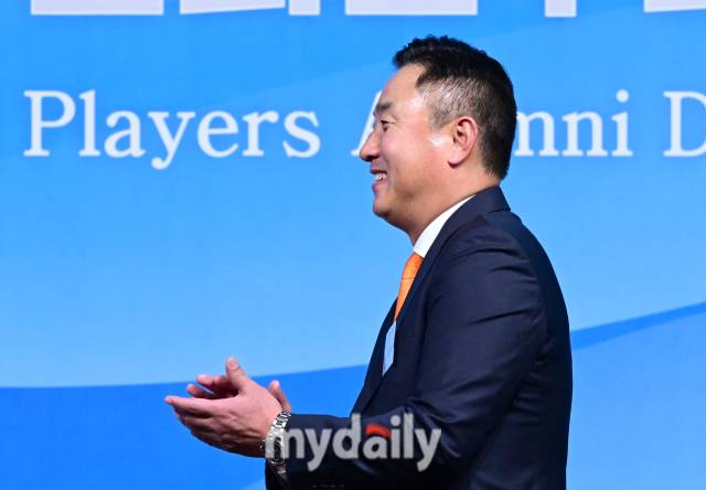 한화 최원호 감독이 노시환과 문동주의 수상에 기뻐하고 있다 / 청담동 = 유진형 기자 zolong@mydaily.co.kr