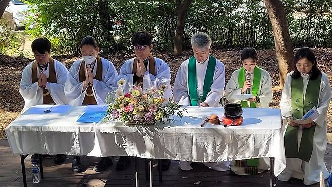 [서울=뉴시스] 지난 10월21일 대한성공회 생명기후연대와 원불교 시민사회네트워크와 성공회대학교 야외공연장에서 공동 개최한 '2023 가을 반려동물 축복기도회'에 참석한 오동균 신부(오른쪽에서 세 번째) (사진= 대한성공회 생명기후연대 제공) photo@newsis.com *재판매 및 DB 금지
