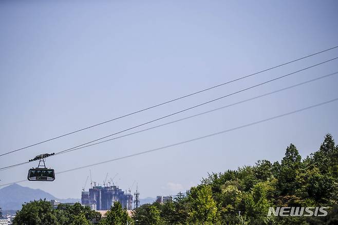 [서울=뉴시스] 정병혁 기자 =남산 케이블카. 2022.05.09. jhope@newsis.com