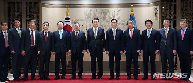 [서울=뉴시스] 전신 기자 = 윤석열 대통령이 4일 서울 용산 대통령실 청사에서 열린 정책실장 및 수석비서관 임명장 수여식에서 기념촬영을 하고 있다. 왼쪽부터 김용현 대통령경호처장, 김태효 국가안보실 1차장, 김대기 대통령비서실장, 인성환 국가안보실 2차장, 이도운 홍보수석, 박춘섭 경제수석, 윤 대통령, 이관섭 정책실장, 한오섭 정무수석, 황상무 시민사회수석, 장상윤 사회수석, 조태용 국가안보실장. (대통령실통신사진기자단) 2023.12.04. photo1006@newsis.com