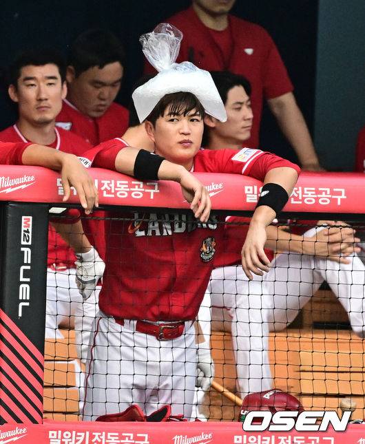 [OSEN=지형준 기자] 21일 오후 서울 잠실야구장에서 ‘2023 신한은행 SOL KBO리그’ LG 트윈스와 SSG 랜더스의 경기가 열렸다.3회초 SSG 김민식이 더위에 얼음주머니로 땀을 식히고 있다. 2023.07.21 /jpnews@osen.co.kr