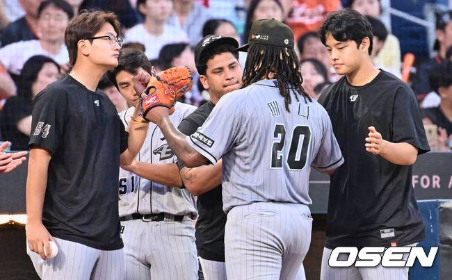 [OSEN=이석우 기자] 한화 펠릭스 페냐가 교체되면서 문동주, 김서현의 격려를 받고 있다. 2023.08.15 / foto0307@osen.co.kr