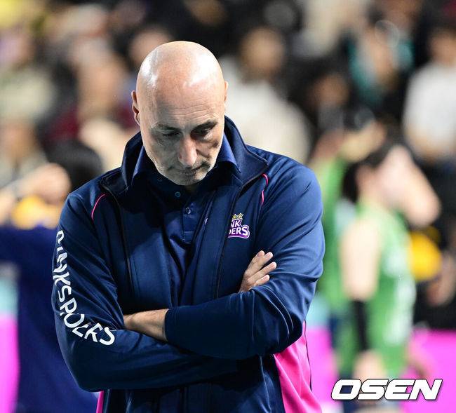 [OSEN=지형준 기자] 9일 오후 인천삼산월드체육관에서 도드람 2023-2024 V리그 여자부 흥국생명과 GS칼텍스의 경기가 열렸다.&nbsp;흥국생명 아본단자 감독이 생각에 잠겨 있다. 2023.12.09 / jpnews.osen.co.kr