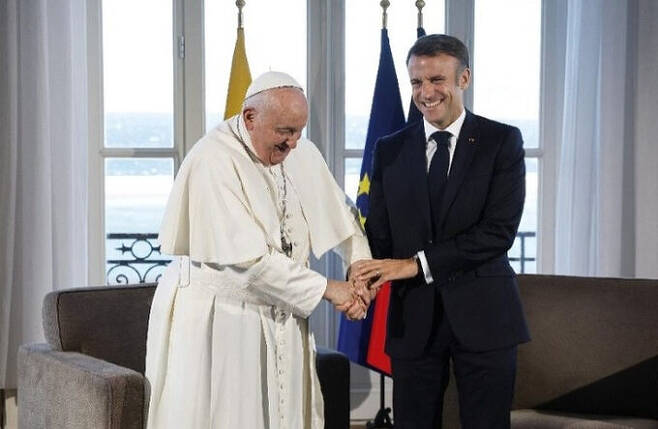 프란치스코 교황(왼쪽)이 지난 9월 프랑스 마르세유를 방문해 에마뉘엘 마크롱 프랑스 대통령과 만나 반갑게 인사를 나누고 있다. 바티칸뉴스