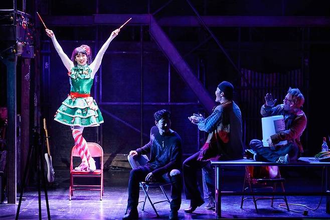 김호영(왼쪽)이 뮤지컬&nbsp;‘렌트’에서 엔젤 역을 맡아 열연하고 있는 모습. 신시컴퍼니 제공