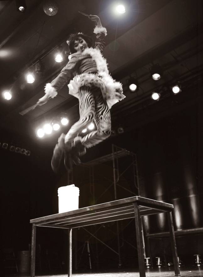 김호영이 2002년 뮤지컬 ‘렌트’&nbsp;데뷔 무대에서 공연하는 모습.&nbsp;신시컴퍼니 제공