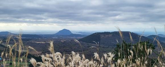 제주시 한림읍 금악리 정물오름 정상에서 펼쳐지는 남쪽 풍경에 넋을 잃는다. 도너리오름 앞 산방산, 형제섬, 가파도까지 눈에 밟힌다. 제주 강동삼 기자