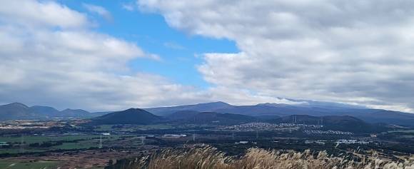 정물오름 정상에서 한라산 정상까지 내다볼 수 있으나 구름에 가려 산능선만 보여준다. 제주 강동삼 기자