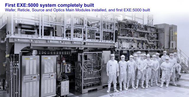 4000억원을 호가하게 될 하이-NA 장비와 ASML 임직원들. 자료출처=ASML 발표자료