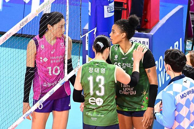 ▲ 김연경(왼쪽)이 실바(오른쪽)의 부상을 걱정하고 있다. ⓒKOVO