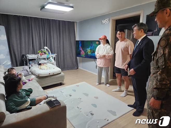 조태용 국가안보실장(오른쪽에서 두 번째)이 지난 10월13일 육군부대의 독신자 숙소 및 관사 등 주거시설을 점검했다. (대통령실 제공) 2023.10.13/뉴스1 (대통령실 제공) 2023.10.13/뉴스1 ⓒ News1 오대일 기자