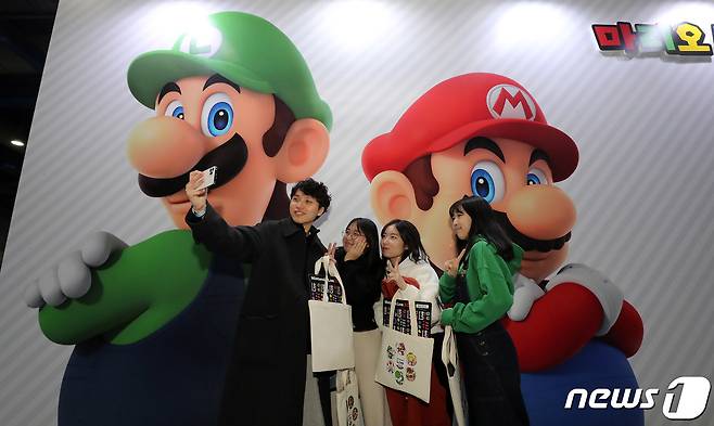 10일 서울 강남구 코엑스에서 열린 닌텐도 라이브(Nintendo Live) 2023 서울을 찾은 관람객들이 기념사진을 찍고 있다. 닌텐도의 게임과 캐릭터를 테마로 한 다양한 콘텐츠를 남녀노소 누구나 즐길 수 있는 이번 전시는 한국에서 최초로 열렸다. 2023.12.10/뉴스1 ⓒ News1 박세연 기자