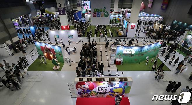 10일 서울 강남구 코엑스에서 열린 닌텐도 라이브(Nintendo Live) 2023 서울이 관람객으로 붐비고 있다. 2023.12.10/뉴스1 ⓒ News1 박세연 기자