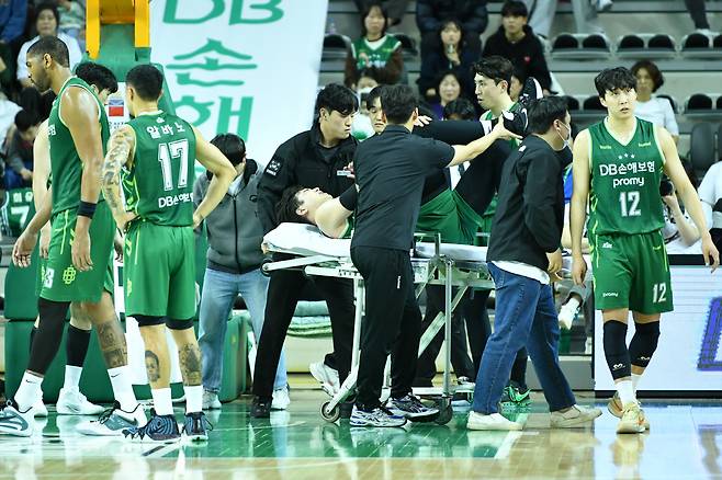 DB 김종규가 들 것에 실려나가는 장면. 사진제공=KBL