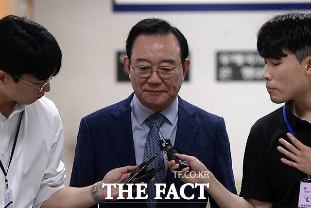 법원이 송철호 전 울산시장의 선거 개입 사건 1심에서 사건의 실체를 인정하면서 검찰이 사건과 관련된 '윗선'들에 대해 다시 들여다볼 것으로 보인다. 송 전 시장이 지난 9월 11일 오전 서울 서초구 서울중앙지방법원에서 열린 공직선거법위반 등 공판에 출석하고 있다. /서예원 인턴기자