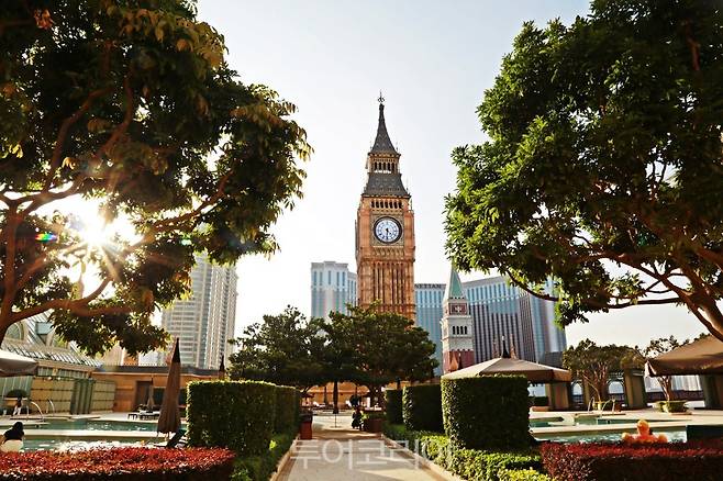 런더너호텔 야외수영장에서 바라본 빅벤 (사진. 김관수)