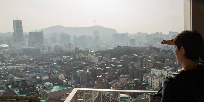 10일 서울 종로구 창신동에서 바라본 도심과 남산타워가 뿌옇게 보이고 있다. /박상훈 기자