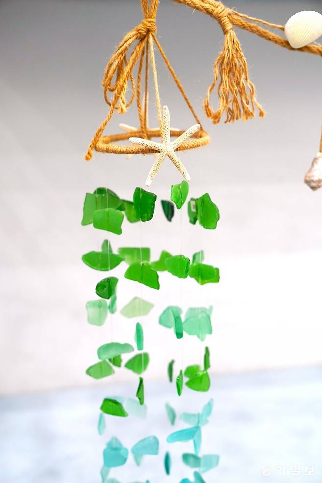 바다유리로 만든 공예품.