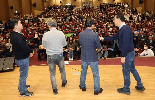 10일 국회에서 열린 더불어민주당 비주류 모임 '원칙과 상식'의 국민과 함께 토크쇼에서 의원들이 인사말을 하고 있다. 왼쪽부터 김종민, 조응천, 이원욱, 윤영찬 의원. 연합뉴스.