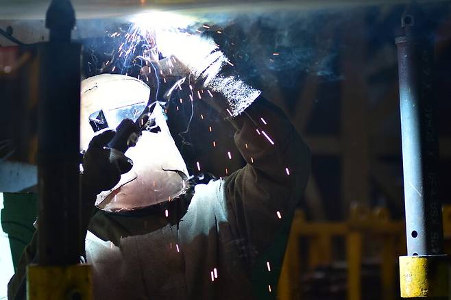 선박 건조 공정 가운데 하나인 (블록)대조립 작업장에서 용접하는 노동자. 필자 제공