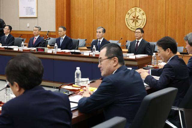 지난달 1일 서울 서초구 내곡동 국정원에서 열린 국회 정보위원회 국정감사에 출석한 김규현 국가정보원장. 왼쪽부터 김남우 국정원 기조실장, 권춘택 1차장(교체), 김 원장(교체), 김수연 2차장(교체), 백종욱 3차장. 연합뉴스