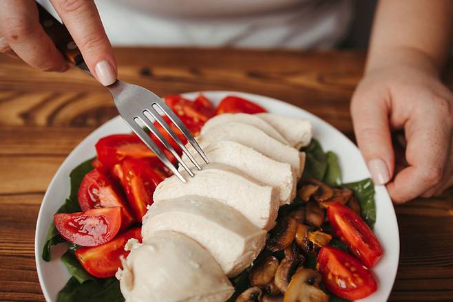 식사를 할 때, 육류, 생선류, 콩류 등 단백질 식품을 적절히 섭취해야 기초대사량을 효과적으로 높일 수 있다./사진=게티이미지뱅크