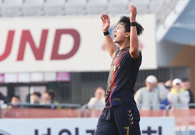 <yonhap photo-1697="">9일 경기도 수원종합운동장에서 열린 프로축구 승강 플레이오프 2차전 수원FC와 부산 아이파크의 경기. 골을 넣은 수원FC 김현이 기뻐하고 있다. 연합뉴스</yonhap>