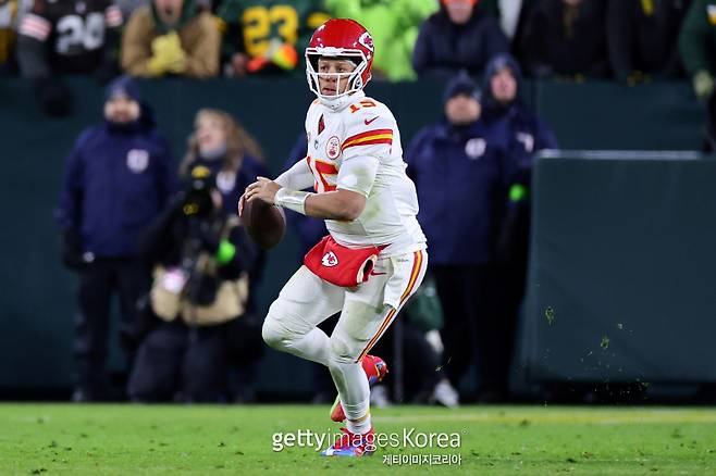 NFL 캔자스시티 치프스 소속 페트릭 마홈스. 그는 톰 브래디의 뒤를 이어 NFL를 이끌어 가는 슈퍼스타 쿼터백이다. 사진=게티이미지