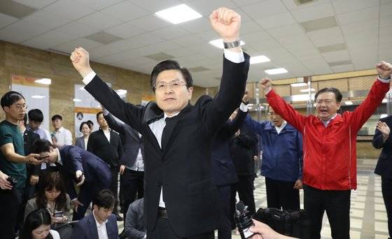 사진은 2019년 4월 26일 황교안 당시 자유한국당 대표가 국회 의안과 앞에서 공직선거법과 고위공직자범죄수사처법 등의 패스트트랙 저지를 위한 국회 농성을 계속중인 의원들과 당직자들을 격려 방문, 구호에 맞춰 손을 들어보이는 모습.  연합뉴스