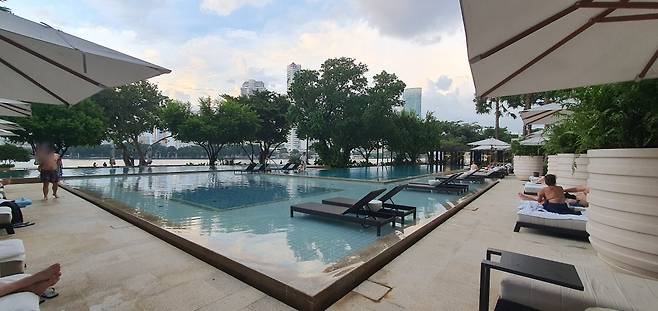 방콕 포시즌스 호텔의 야외 인피니티풀. 사진=이미경 기자
